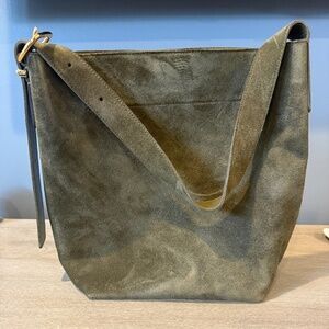 Madewell the essential bucket tote in suede